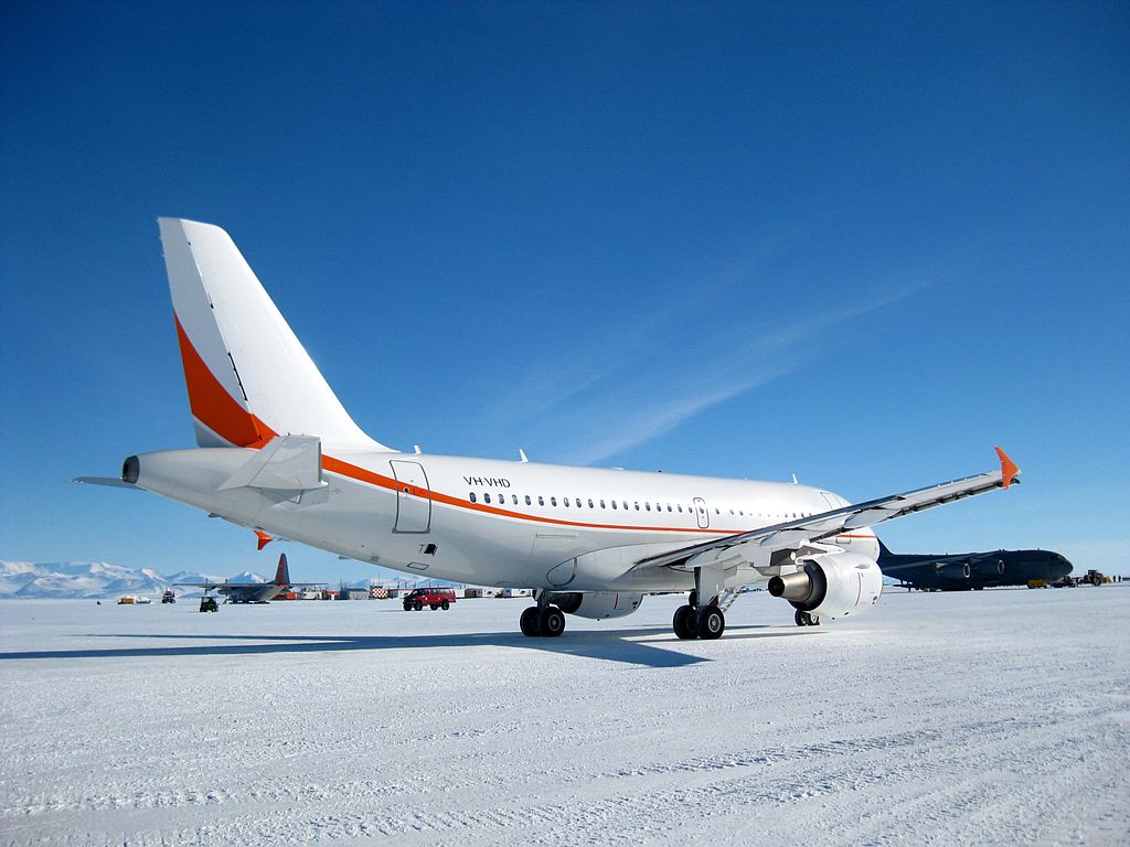 A pista foi feita no gelo e só funciona durante o verão. Mesmo assim os pilotos devem evitar aterrissagens muito pesadas para que o gelo não afunde mais do que 25 centímetros. 