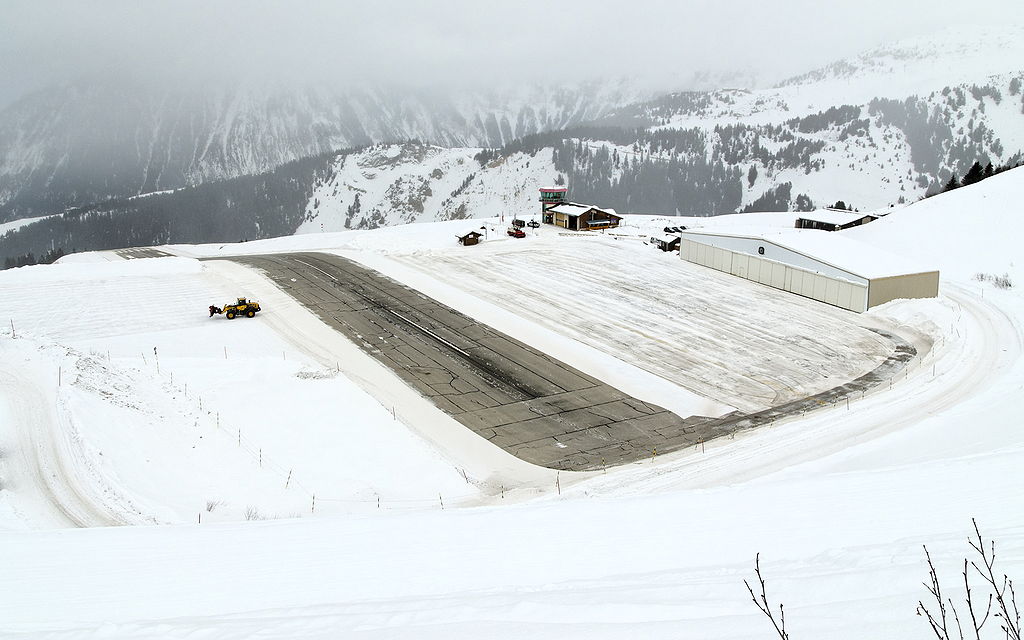 O aeroporto serve de base para uma estação de esqui nos Alpes Franceses. Se a localização entre os picos nevados não é suficiente para assustar os passageiros, o fato da pista ter uma inclinação de 18 º para ajudar no pouso basta.