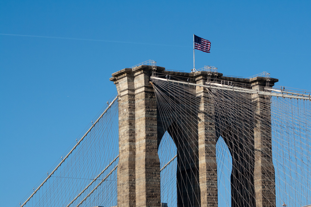 Você pode atravessar a Ponte dop Brooklyn em Nova York a pé ou de bicicleta!
