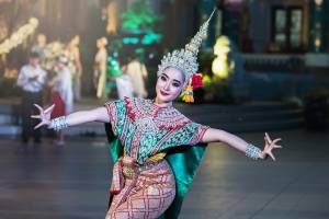Mulher realiza dança típica do Sudeste da Ásia