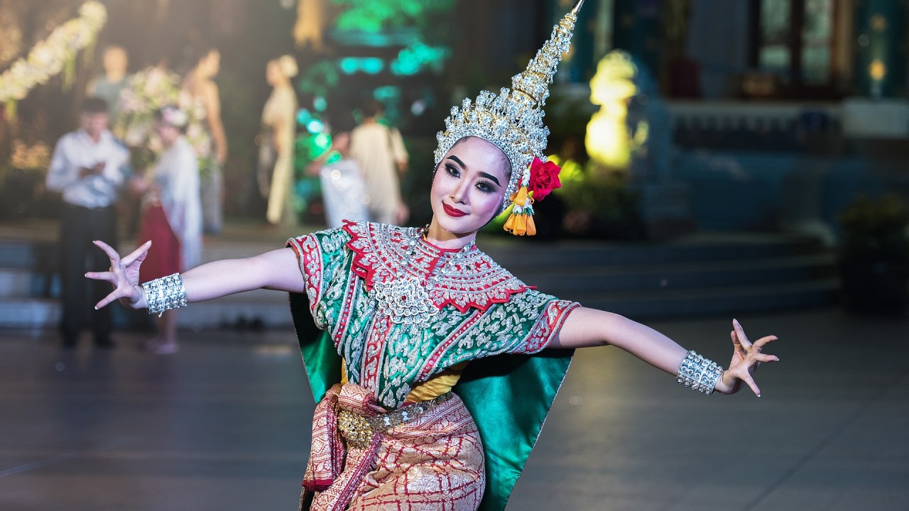 Mulher realiza dança típica do Sudeste da Ásia