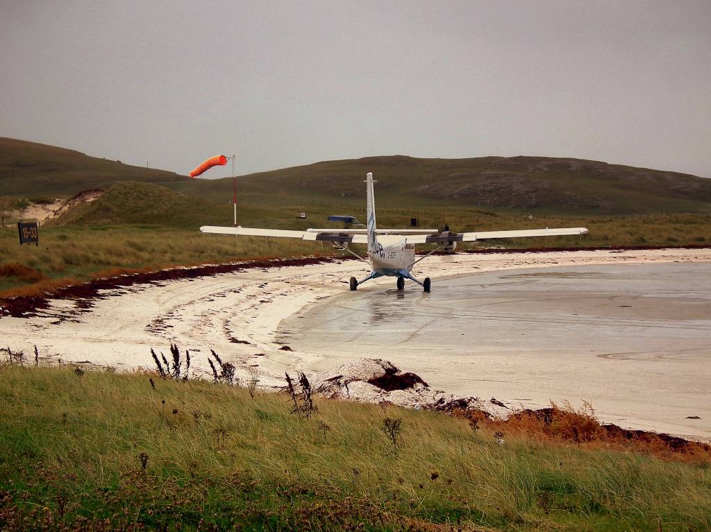 O pequeno aeroporto fica, precisamente, em uma praia onde os aviões decolam aterrissam na areia.