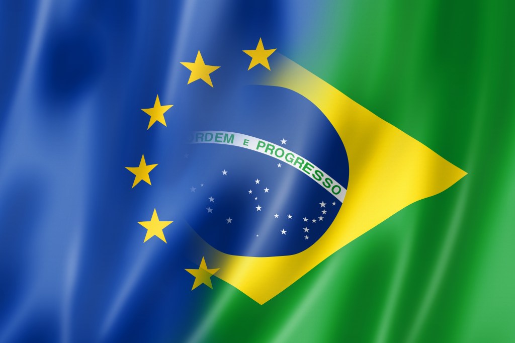 As bandeiras da União Europeia e do Brasil