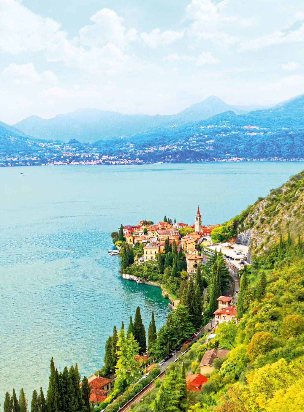 Varenna, Lago Como, Itália Em primeiro plano, os casarões da cidade de Varenna. Ao fundo, na outra beirada do lago, casas compõem a paisagem montanhosa
