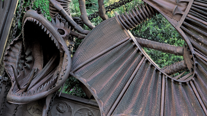 O portão de entrada dos pavilhões Güell, obra de Gaudí escondidinha atrás dos Jardins de Pedralbes