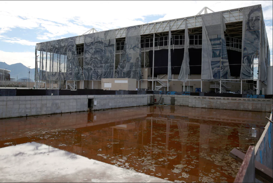O centro de esportes aquários da Rio 2016 com obra de Adriana Varejão caindo aos pedaços na fachada (imagem reproduzida de reportagem publicada pelo jornal the Guardian -cred: Pilar Olivares, Reuters)