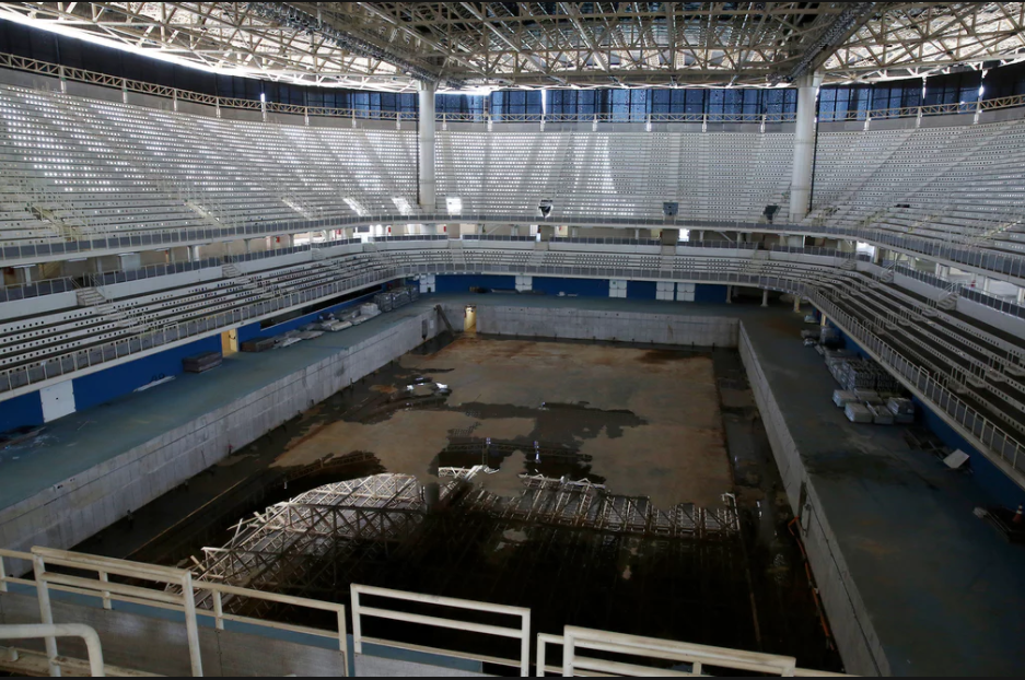 A piscina do centro de esportes aquáticos do Rio de Janeiro seis meses após os Jogos Olímpicos (imagem reproduzida de reportagem publicada pelo jornal the Guardian -cred: Pilar Olivares, Reuters)