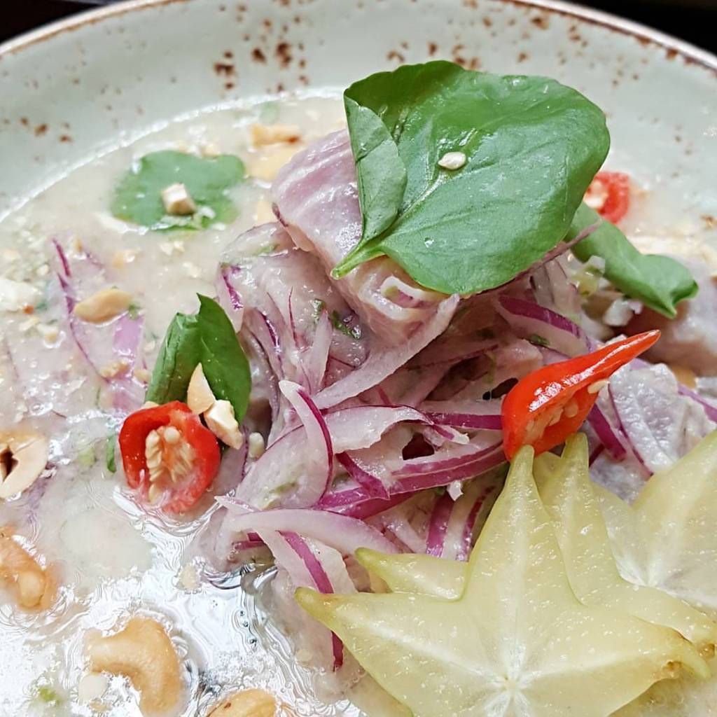 Cebiche de atum com leche de tigre de caju e castanhas do La Mar