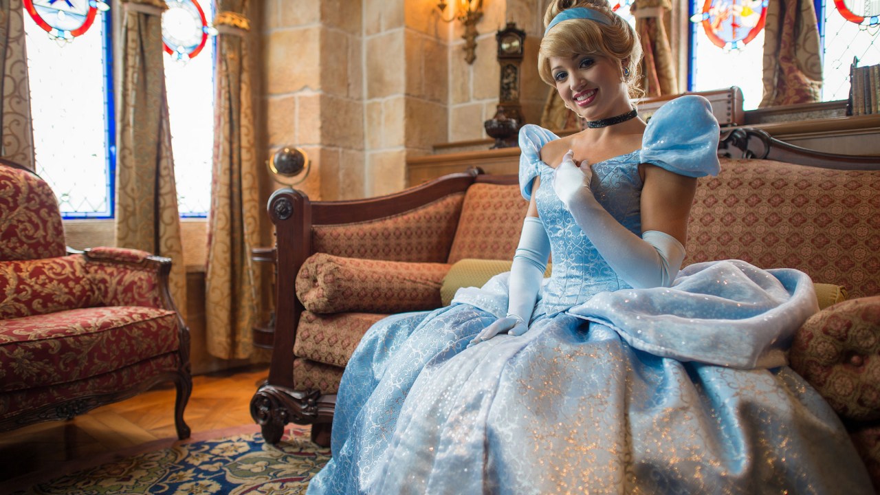 Funcionária da Disney de Orlando vestida como a princesa Cinderela