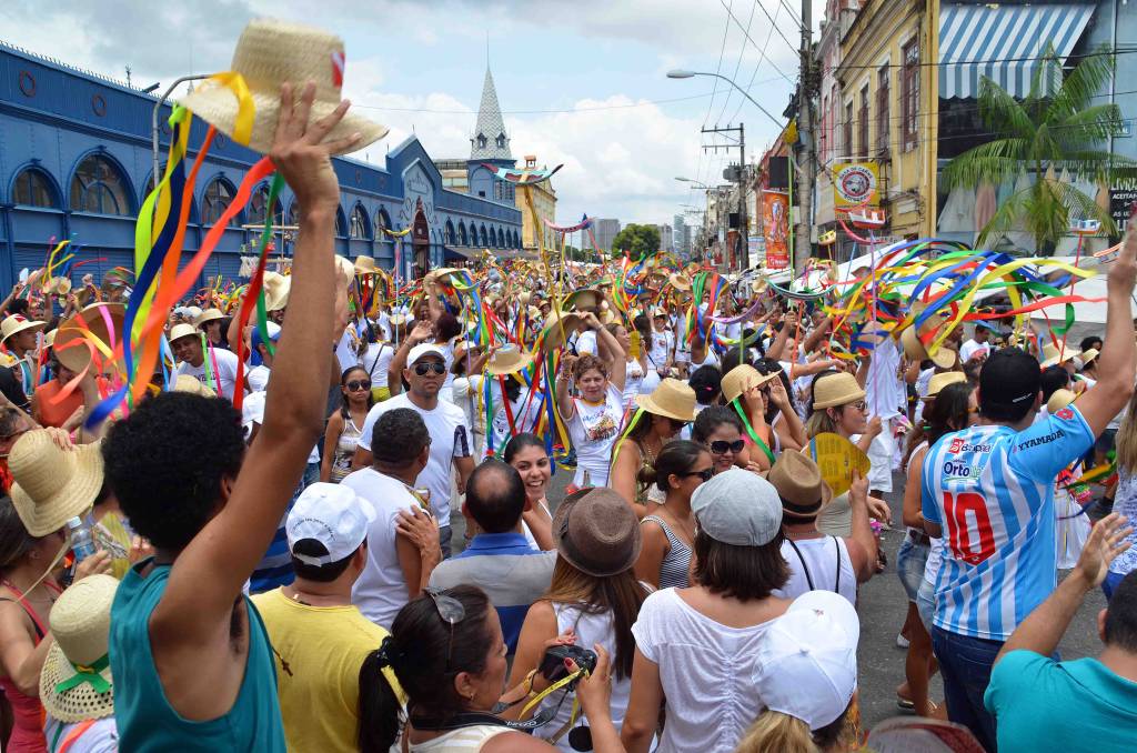 Pessoas se reúnem em frente ao Mercado Ver-O-Peso, em Belém, para acompanhar a festa do Círio de Nazaré. Crédito: