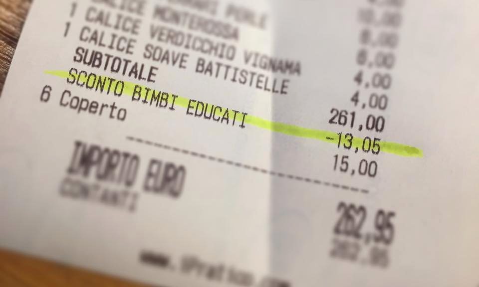 Papel da conta do restaurante Antonio Ferrari, em Pádua, na Itália, que dá desconto para crianças educadas