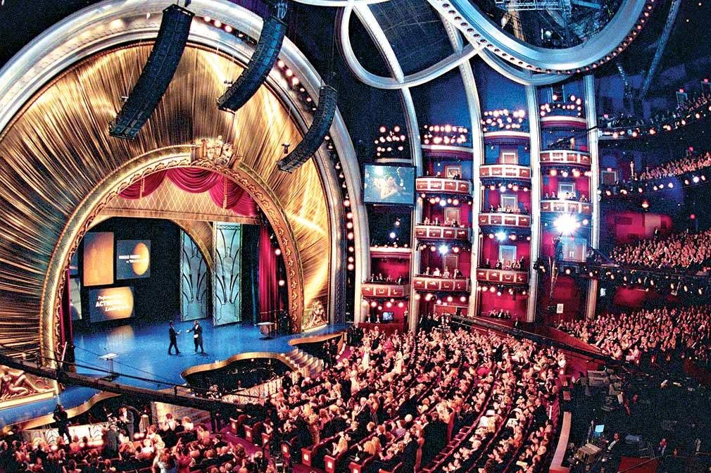 Pessoas enchem fileiras e mais fileiras de cadeiras para assistir à cerimônia do Oscar