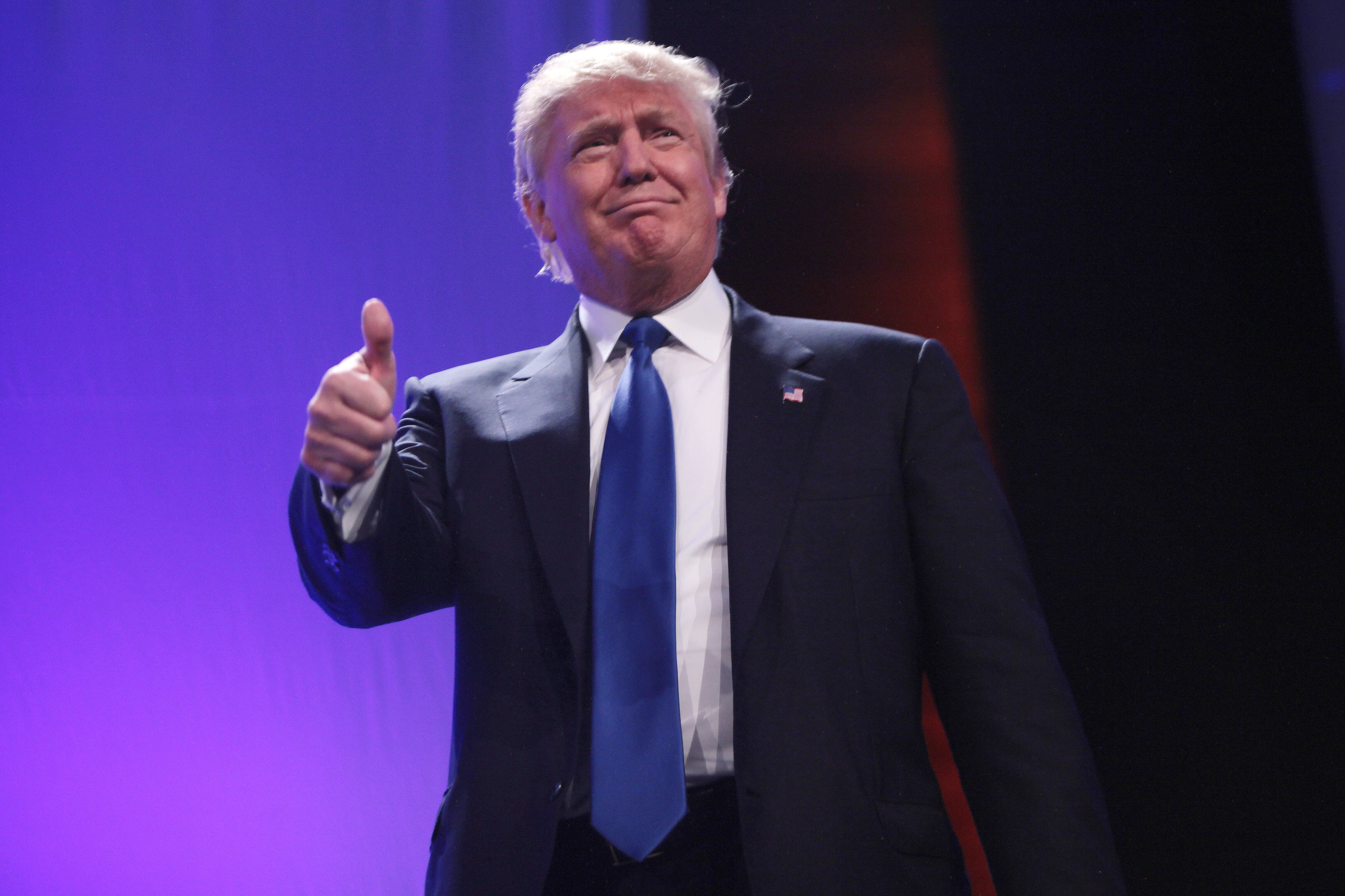 Presidente dos Estados Unidos acena em foto com o sinal de "joinha"