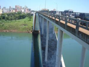 É preciso paciência para cruzar a Ponte da Amizada