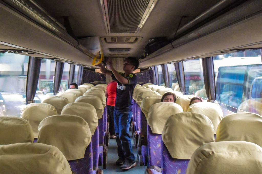 Interior de ônibus nas Filipinas