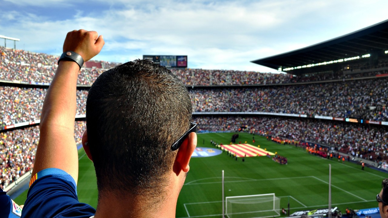 Torcedor assiste a partida de futebol no estádio Camp Nou, em Barcelona, Espanha