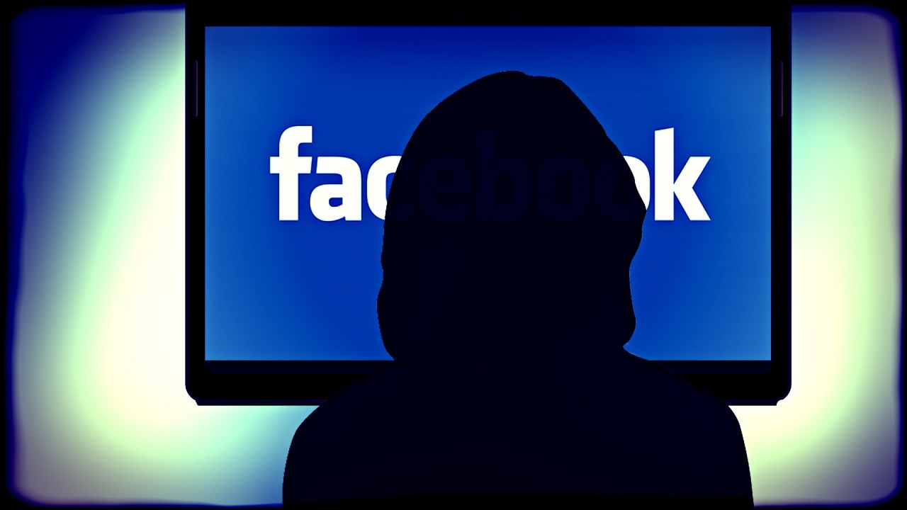 Mulher em frente a tela de computador com o logo do Facebook