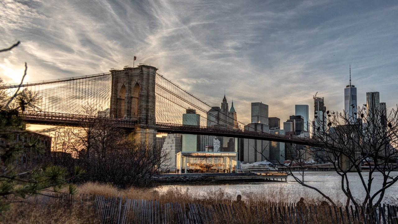 Cena de inverno em Nova York com a ponte do Brookling e os prédios ao fundo