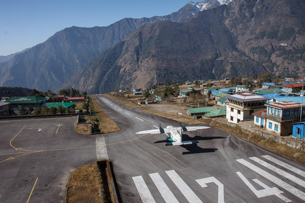 Não é por menos que o aeroporto aos pés do Monte Everest foi considerado o mais perigoso do mundo em 2010. Ele fica entre montanhas e a pista é bem curta.