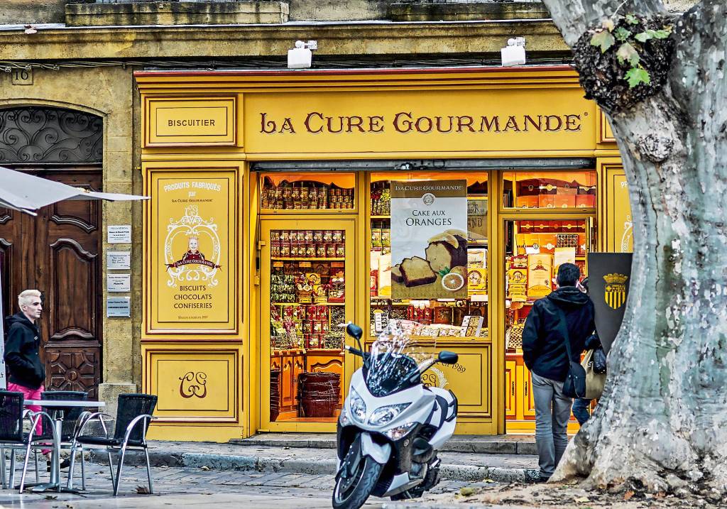 Fachada de uma loja de bolos e biscoitos, decorada em estilo antiquado, nas ruas de Aix-en-Provence