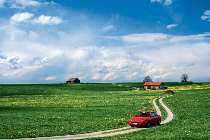 Estrada rural em Füssen, um convite para se perder na Rota Romântica, na Alemanha