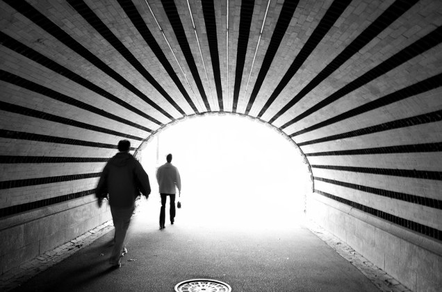 Pedestres caminham em túnel no Central Park, Nova York