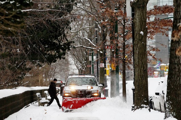 Carro remove a neve que acumulou nos arredores do Central Park, em nevasca que atingiu a cidade em janeiro de 2015