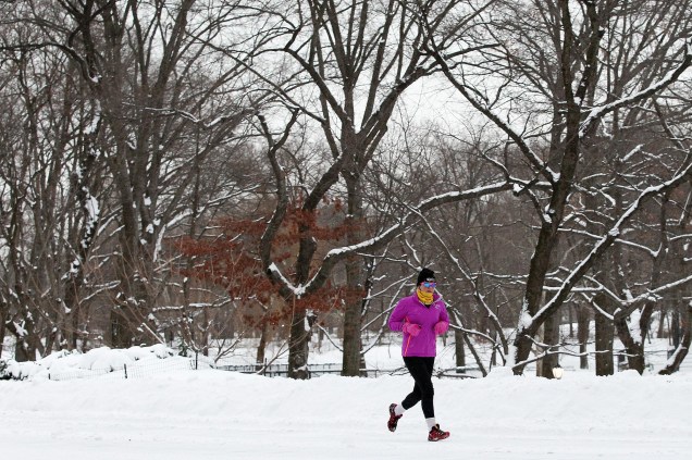 Mesmo com a neve e a temperatura abaixo dos 0°C, moradores de Nova York continuam praticando o hábito de correr no Central Park no inveno