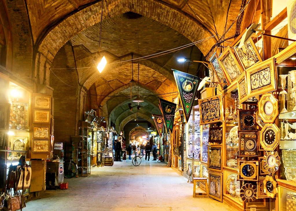 Um longo corredor do bazar, com várias lojinhas e vitrines que expõem produtos típicos do Oriente Médio