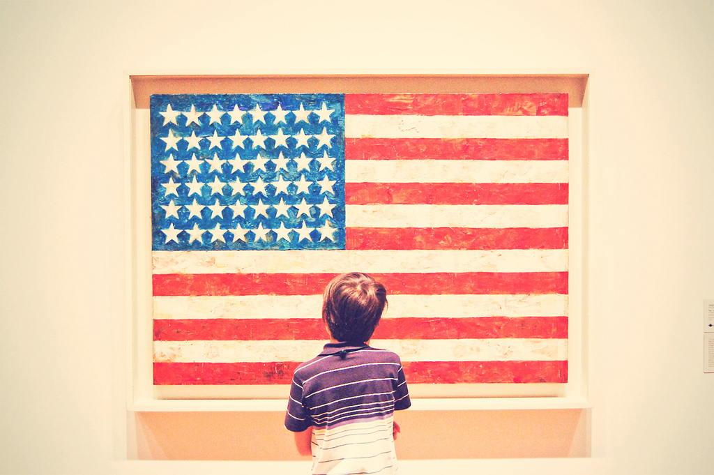 Criança observa arte no Metropolitan Museu of Art, em Nova York, Estados Unidos