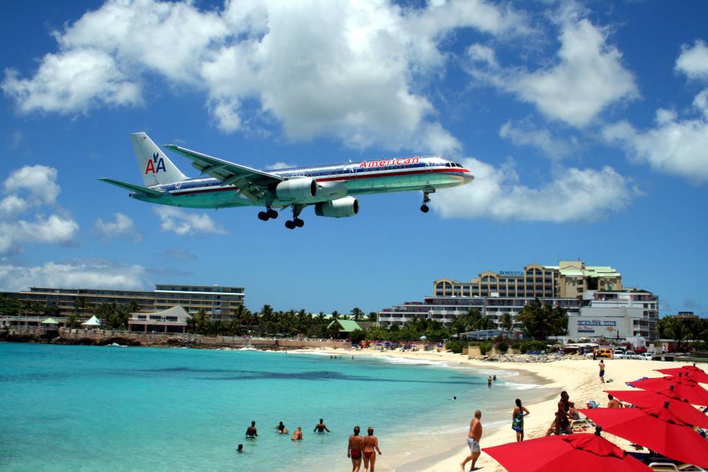 Avião da American Airlines pousando na ilha de Saint Martin, no Caribe
