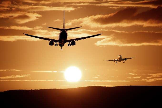 Aviões pousando e decolando durante o pôr do sol Pixabay
