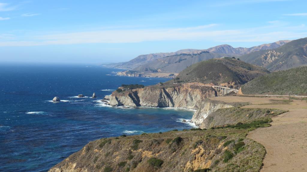 Montanhas que avançam sobre o azul do Pacífico, encostas vertiginosas, praias desertas e parques nacionais se enfileiram na parte mais espetacular do litoral da Califórnia: este mirante (Hurricane Point), ainda está aberto!