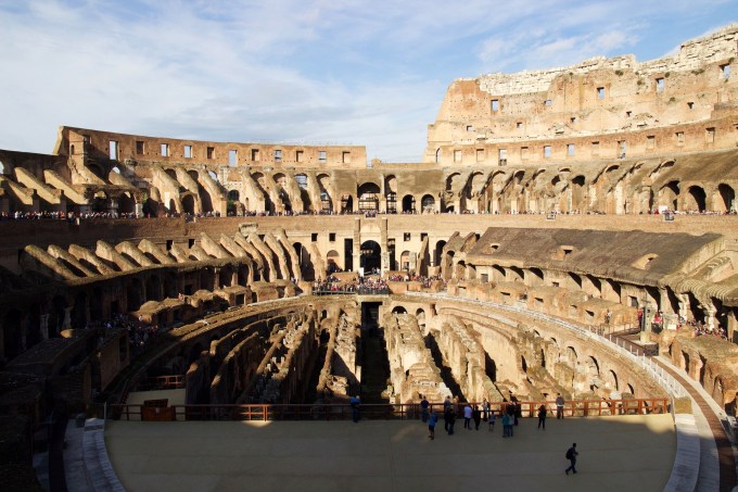 Interior do Coliseu, Roma, Itália