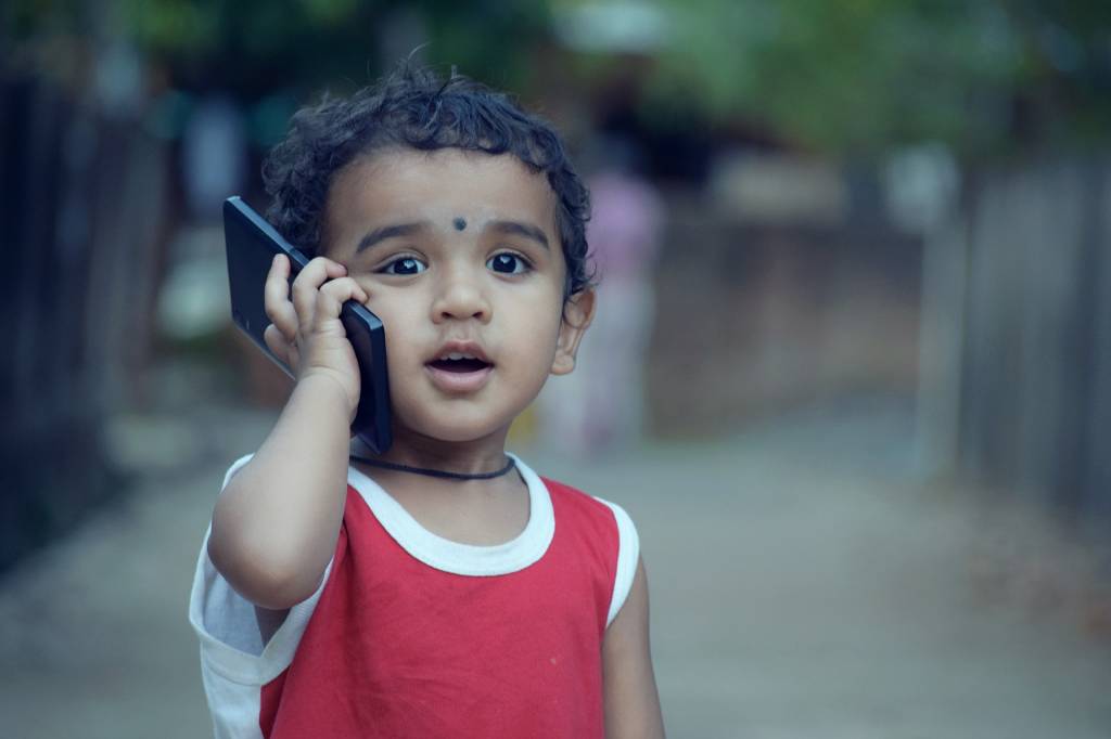 Criança fala ao celular