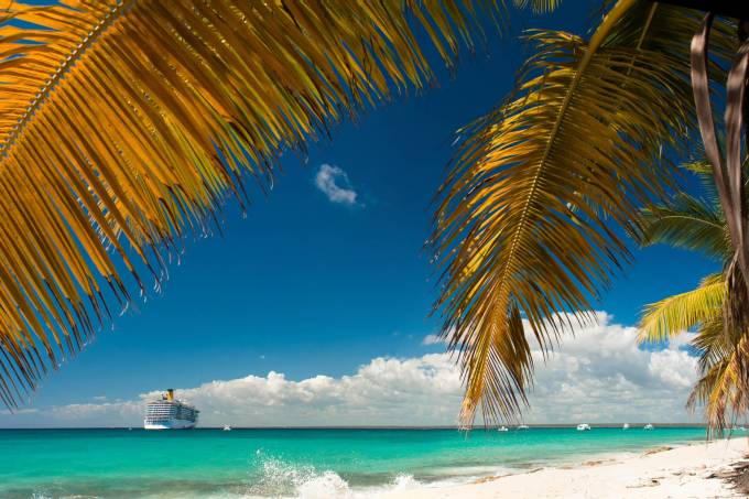 Cruzeiro aproxima-se de praia na República Dominicana, no Caribe