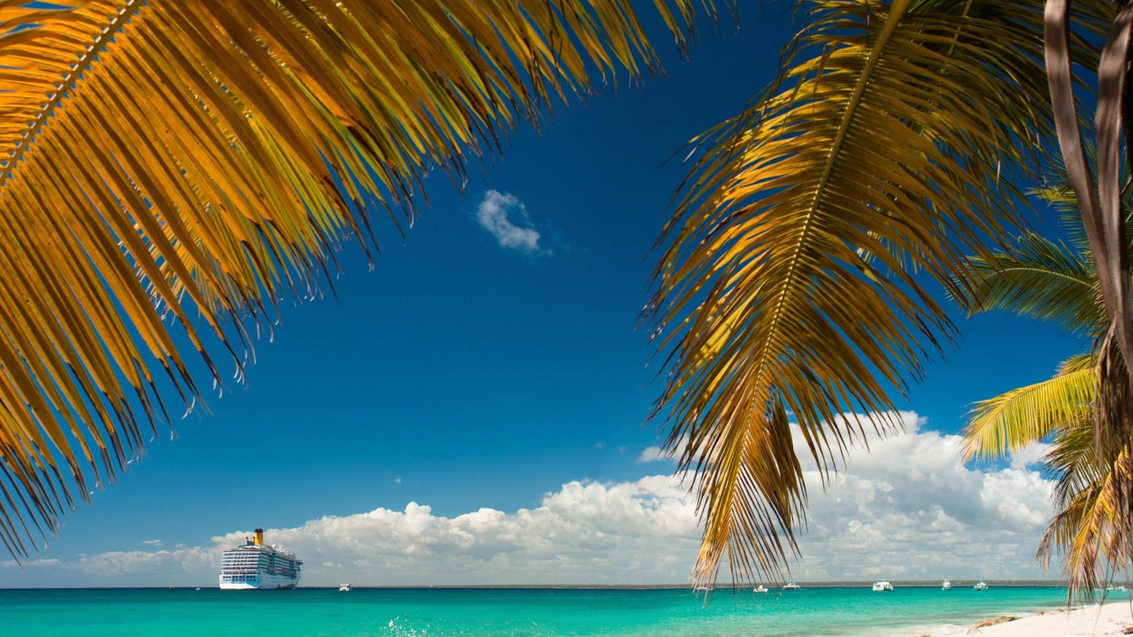 Cruzeiro aproxima-se de praia na República Dominicana, no Caribe