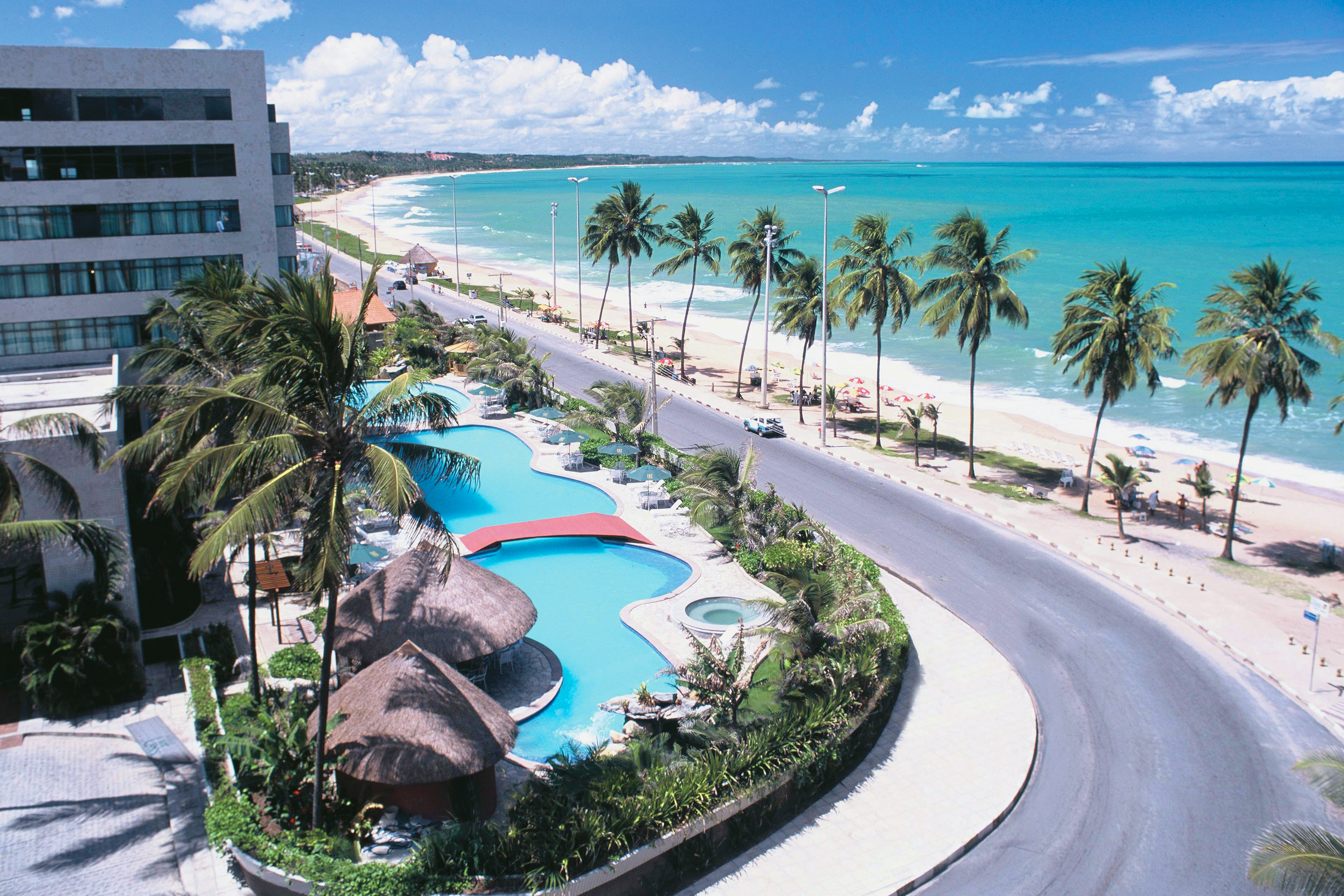 Fachada do hotel Ritz Lagoa da Anta, e vista da Praia Lagoa da Anta em Maceió, Alagoas