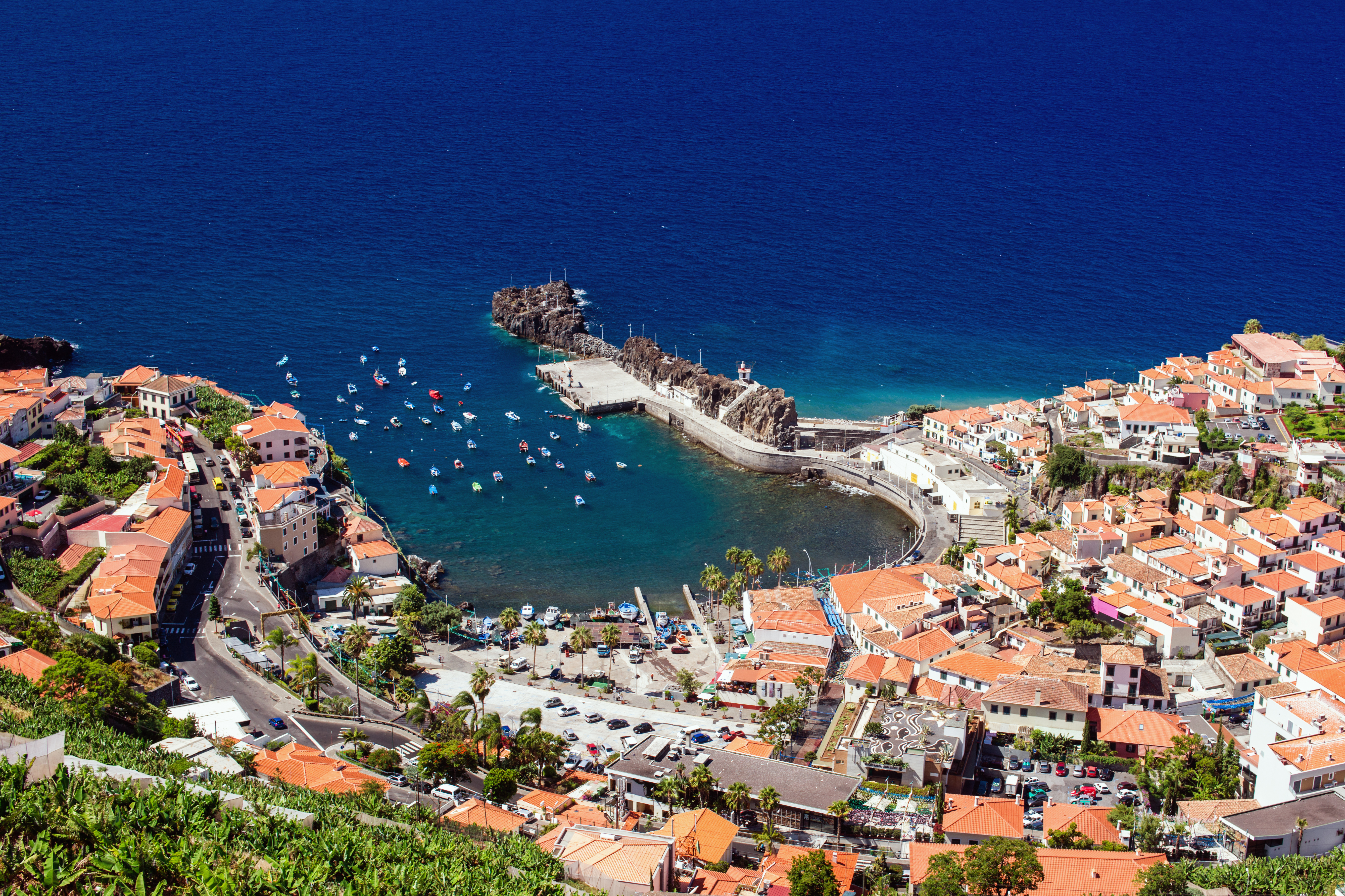Vista do porto e das casas da cidade de Camara dos Lobos, na Ilha da Madeira, em Portugal