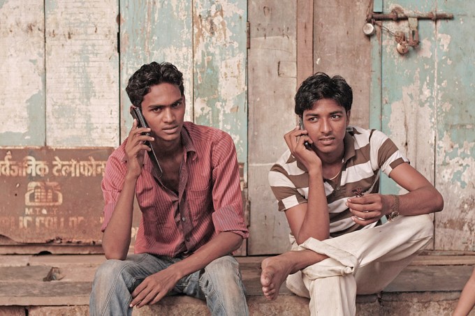 Indianos usam telefones celulares