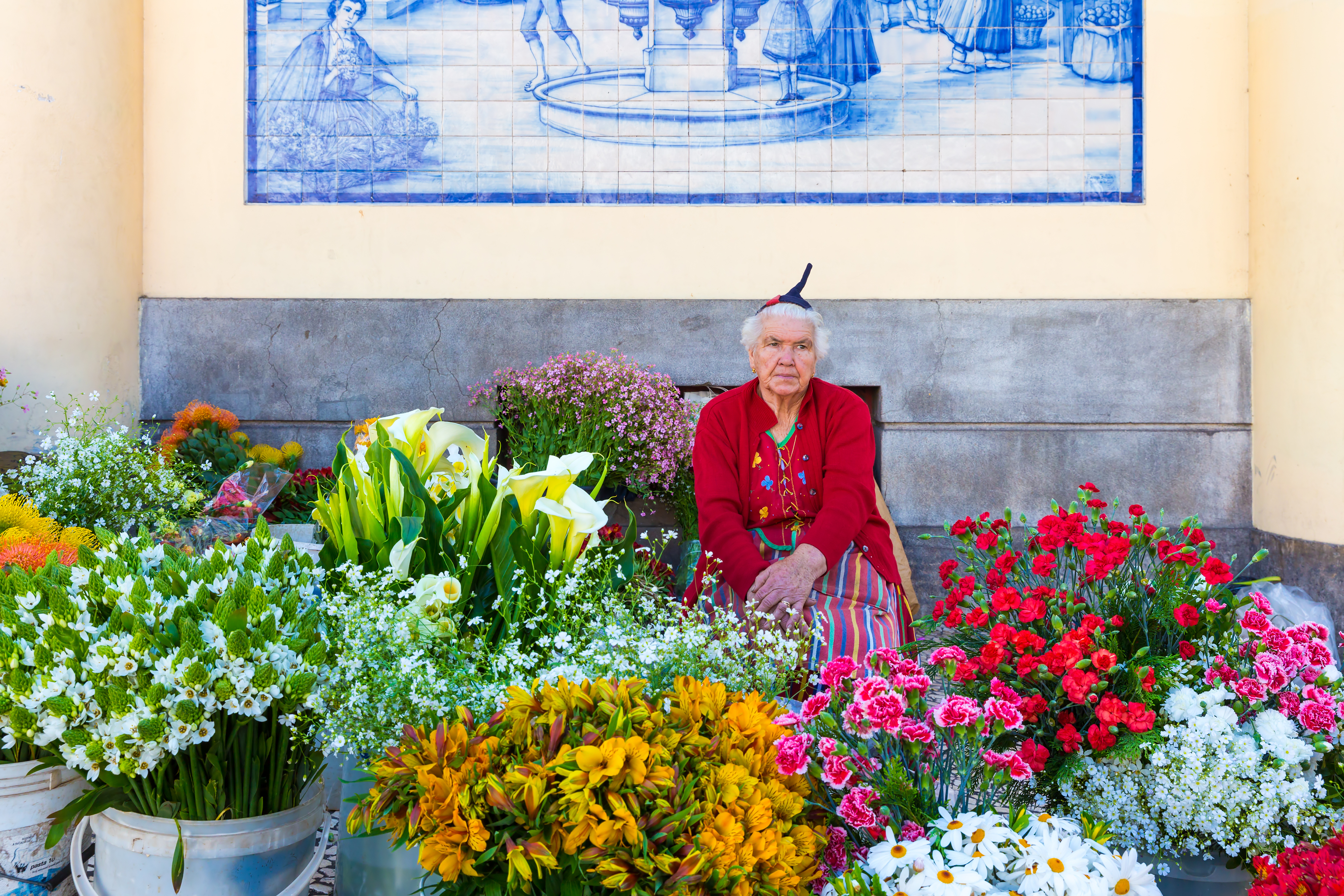 Tradicional mulher vende flores em um mercado de Funchal, Ilha da Madeira, Portugal