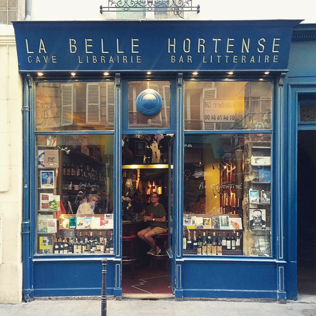 Fachada do bar literário La Belle Hortense, no bairro do Marais, em Paris, na França