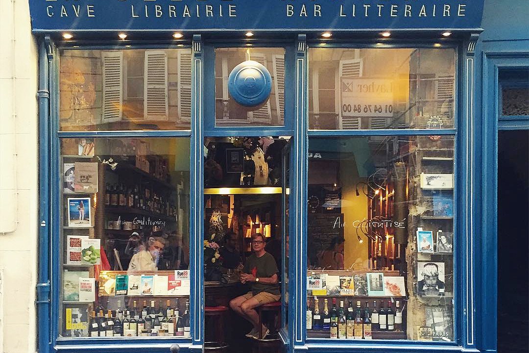 Fachada do bar literário La Belle Hortense, no bairro do Marais, em Paris, na França