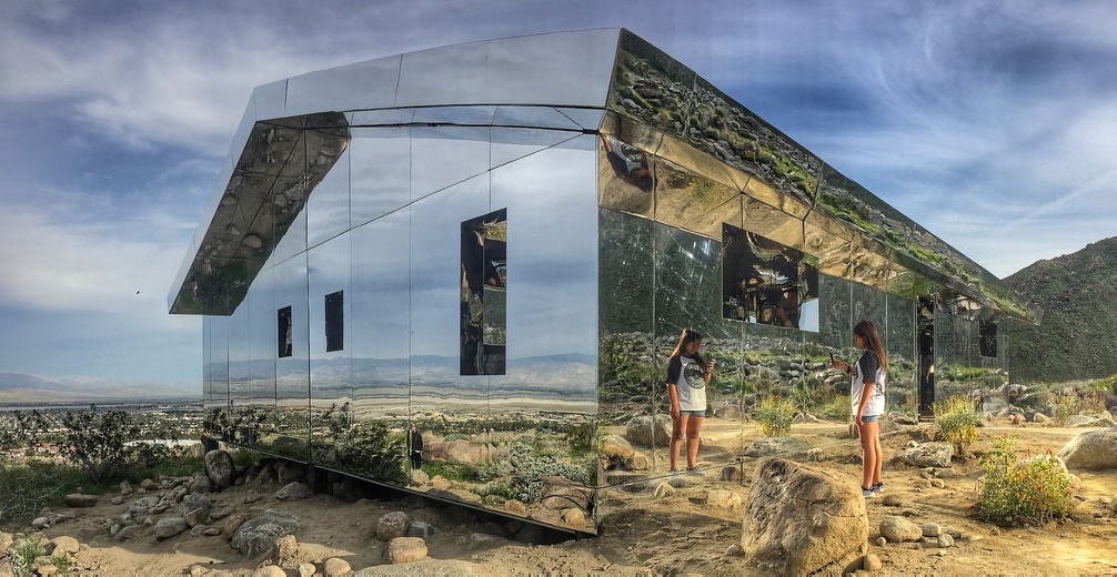 Mirage, instalação do artista californiano Doug Aitken, no deserto Coachella, Estados Unidos