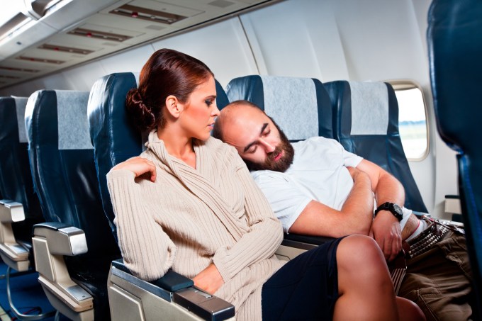 Passageiro de avião dormindo em ombro de passageira voo