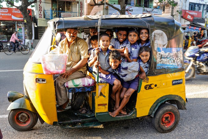 Tuk tuk cheio de pessoas na Índia foto GettyImages
