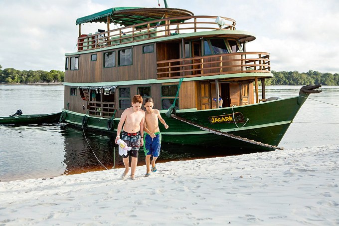 Viagem de barco com crianças pelo rio Negro Amazônia Caio Vilela