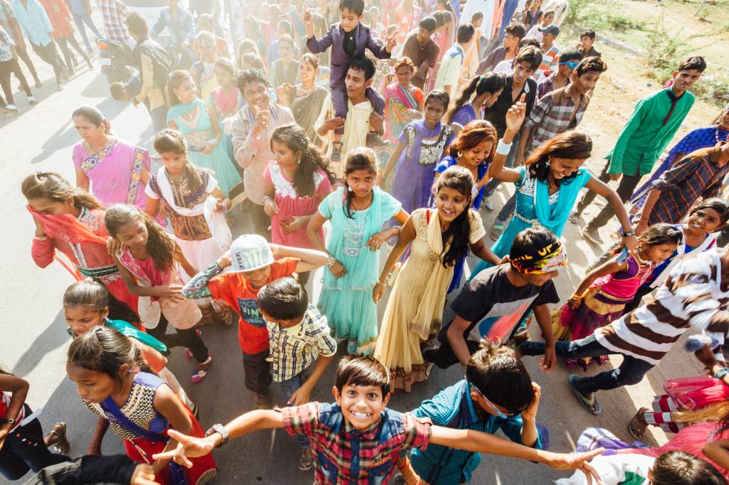 Crianças brincam durante festa de casamento em Anklesvar, Gujarat, Índia