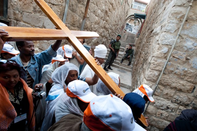 Peregrinos cristãos da Etiópia carregam cruz na Via Dolorosa, cidade velha de Jerusalém, Israel, na sexta-feira da Semana Santa de 2011