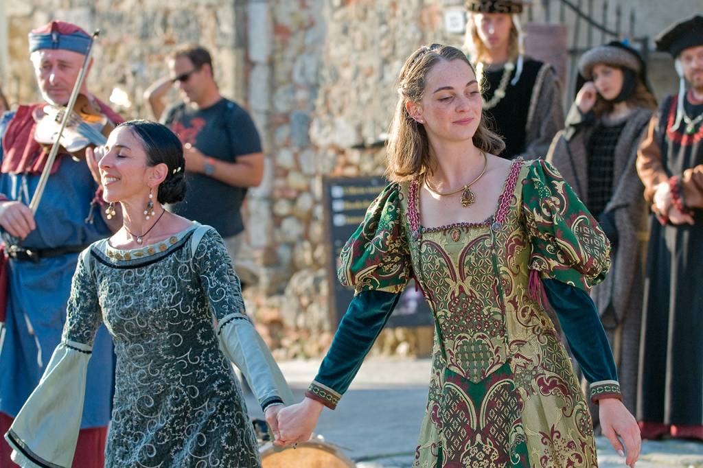 Moças fantasiadas na Festa Medieval de Monteriggioni, Toscana, Itália Moças fantasiadas na Festa Medieval de Monteriggioni, Toscana, Itália